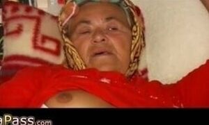 OmaPass Super-Sexy grandmothers tugging her unshaved cooter