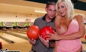 Unexperienced Stud Gets To Go On Encounter With Xxl Titties COUGAR Puma Swede